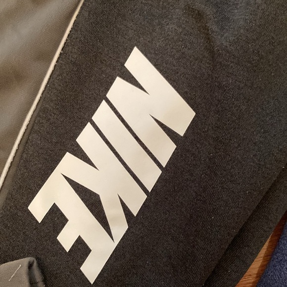 Bundle of 6 Nike hoodies, pull over & 3 sweatpants. Total of 9 items - Picture 15 of 16